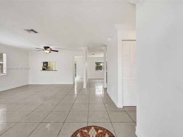 9950 SW 12th St, Pembroke Pines FL 33025
