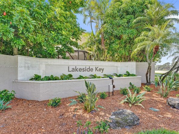 9950 SW 12th St, Pembroke Pines FL 33025