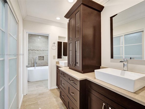 9950 SW 12th St, Pembroke Pines FL 33025