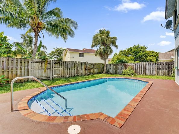 9950 SW 12th St, Pembroke Pines FL 33025