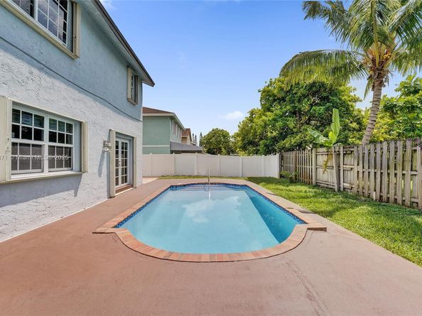 9950 SW 12th St, Pembroke Pines FL 33025