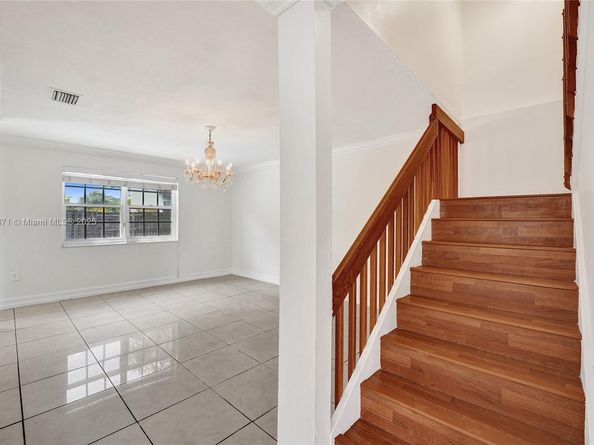 9950 SW 12th St, Pembroke Pines FL 33025