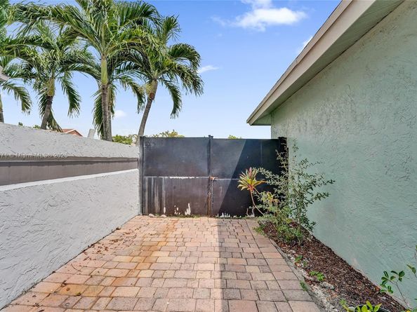 9950 SW 12th St, Pembroke Pines FL 33025