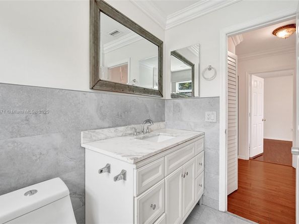 9950 SW 12th St, Pembroke Pines FL 33025