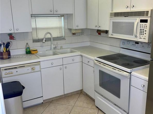 9720 S Hollybrook Lake Dr 101, Pembroke Pines FL 33025
