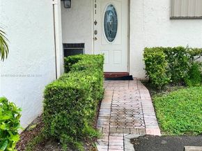 9720 S Hollybrook Lake Dr 101, Pembroke Pines FL 33025