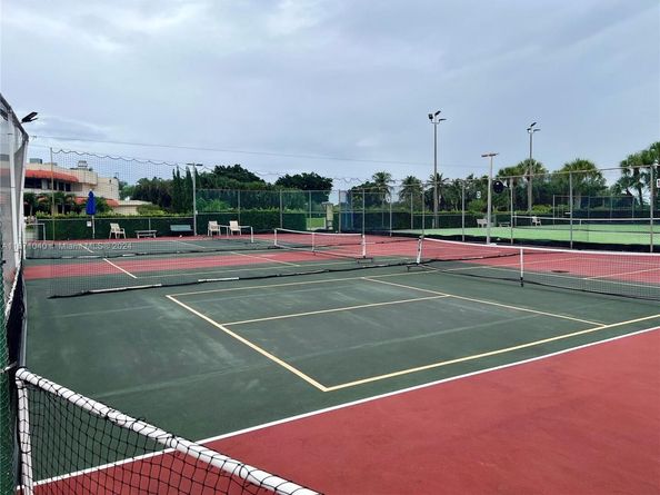 9720 S Hollybrook Lake Dr 101, Pembroke Pines FL 33025