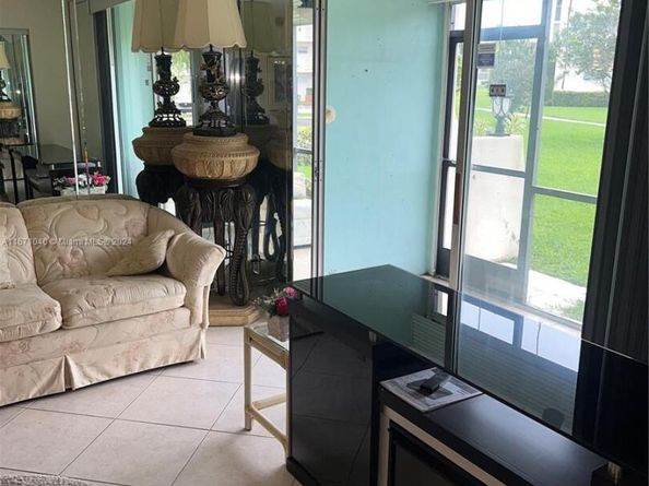 9720 S Hollybrook Lake Dr 101, Pembroke Pines FL 33025