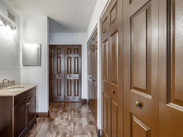 106 Lake Emerald Dr 210, Oakland Park FL 33309