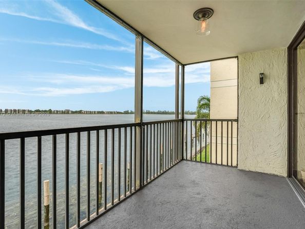 106 Lake Emerald Dr 210, Oakland Park FL 33309
