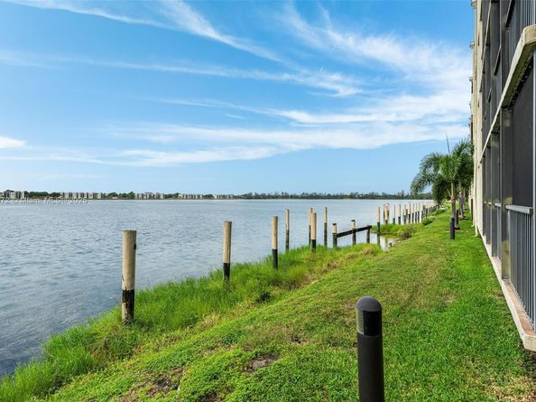 106 Lake Emerald Dr 210, Oakland Park FL 33309