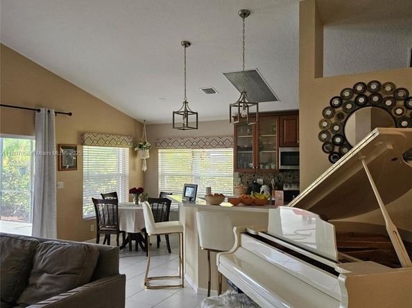 2540 Egret Lake Dr, Green Acres FL 33413