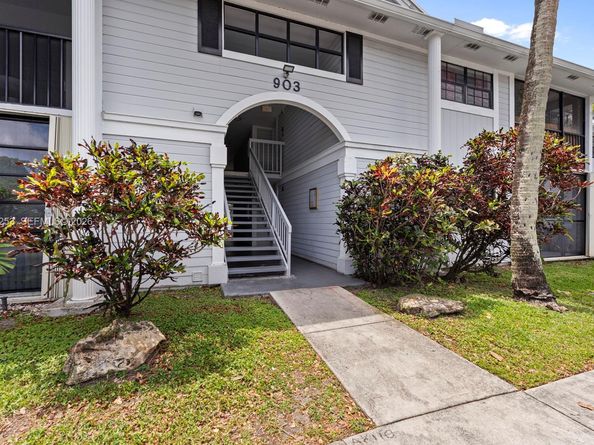 903 NE 199th ST 104, Miami FL 33179