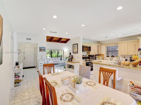 1057 NE 202nd Ln, Miami FL 33179