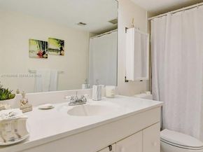 1057 NE 202nd Ln, Miami FL 33179