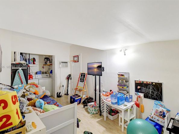 1057 NE 202nd Ln, Miami FL 33179