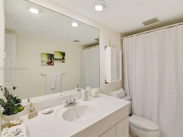 1057 NE 202nd Ln, Miami FL 33179