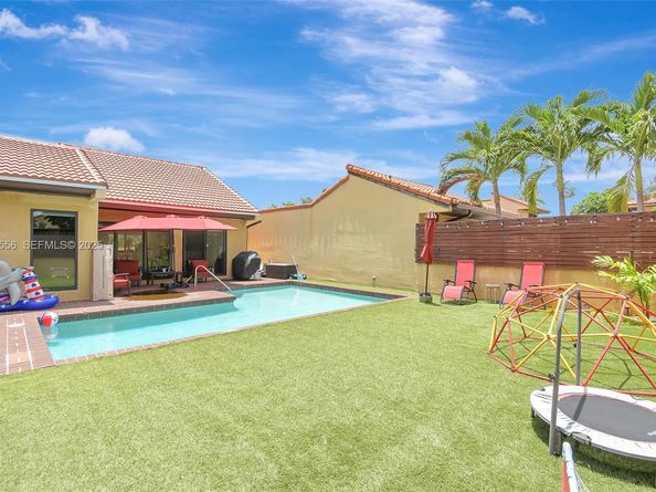 1057 NE 202nd Ln, Miami FL 33179