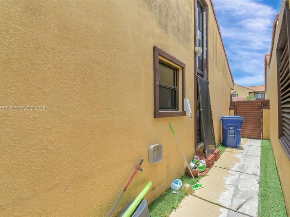 1057 NE 202nd Ln, Miami FL 33179