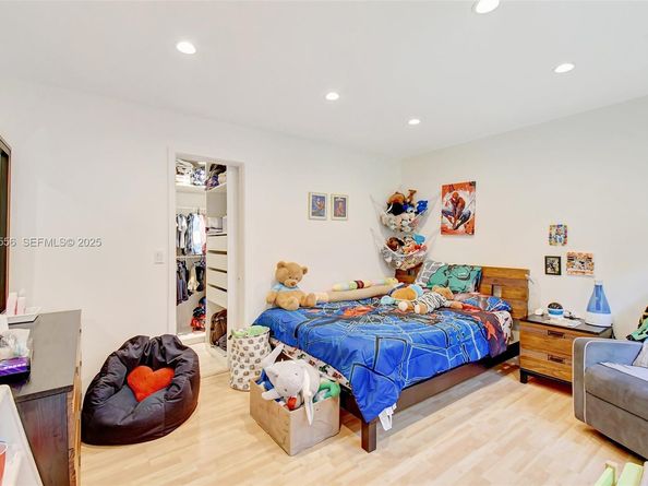 1057 NE 202nd Ln, Miami FL 33179