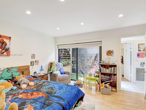 1057 NE 202nd Ln, Miami FL 33179