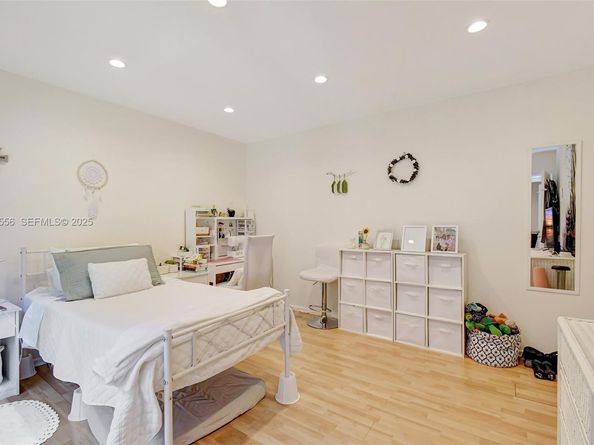 1057 NE 202nd Ln, Miami FL 33179