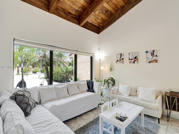 1057 NE 202nd Ln, Miami FL 33179