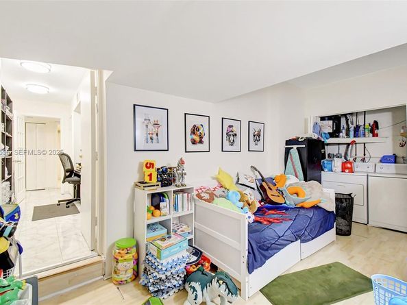 1057 NE 202nd Ln, Miami FL 33179