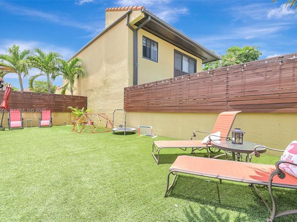 1057 NE 202nd Ln, Miami FL 33179