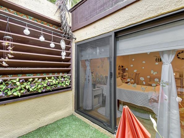 1057 NE 202nd Ln, Miami FL 33179