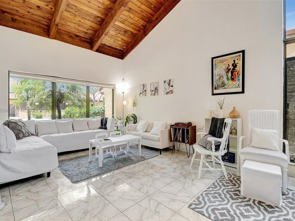 1057 NE 202nd Ln, Miami FL 33179