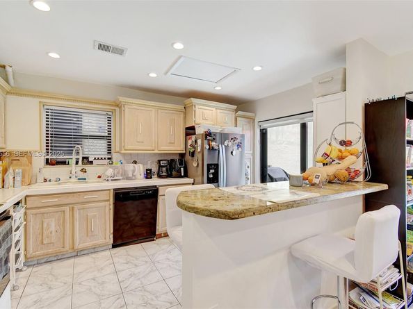 1057 NE 202nd Ln, Miami FL 33179