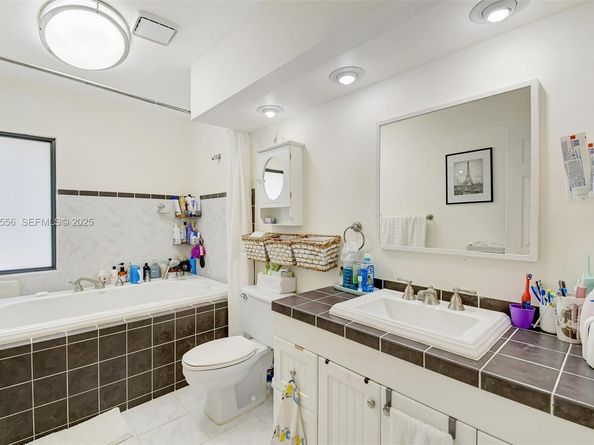 1057 NE 202nd Ln, Miami FL 33179