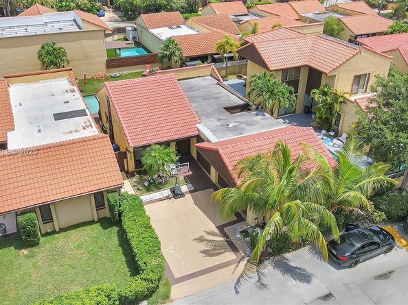 1057 NE 202nd Ln, Miami FL 33179