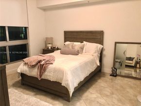 300 S Biscayne Blvd T1803, Miami FL 33131