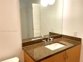 300 S Biscayne Blvd T1803, Miami FL 33131