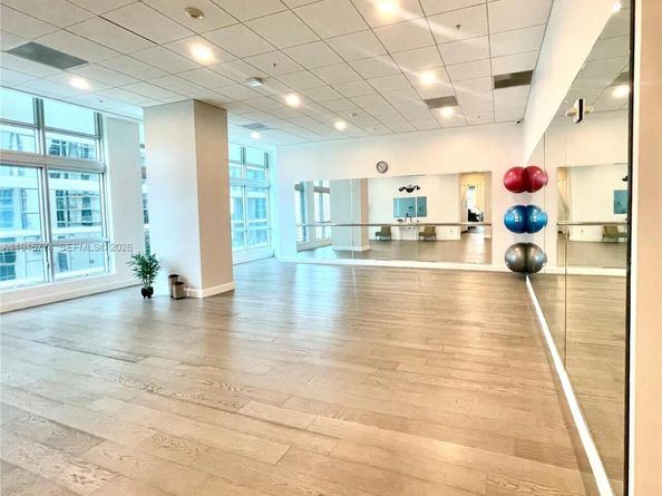 300 S Biscayne Blvd T1803, Miami FL 33131