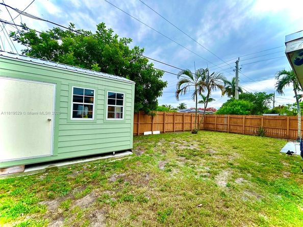 4580 NW 3rd Ave, Oakland Park FL 33309