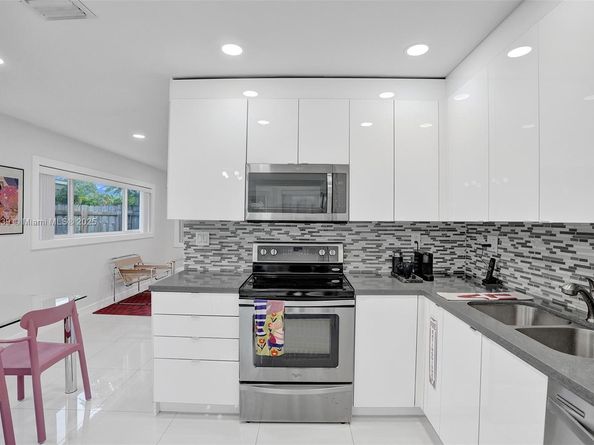 1605 NW 7th Ter, Fort Lauderdale FL 33311