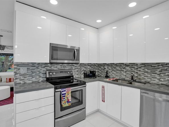 1605 NW 7th Ter, Fort Lauderdale FL 33311