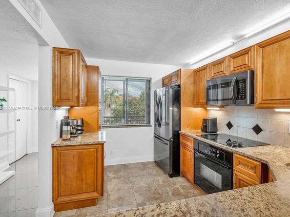 398 Lakeview Dr 205, Weston FL 33326