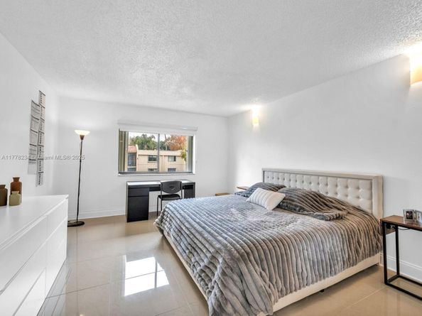 398 Lakeview Dr 205, Weston FL 33326