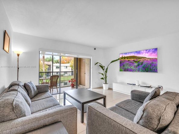 398 Lakeview Dr 205, Weston FL 33326