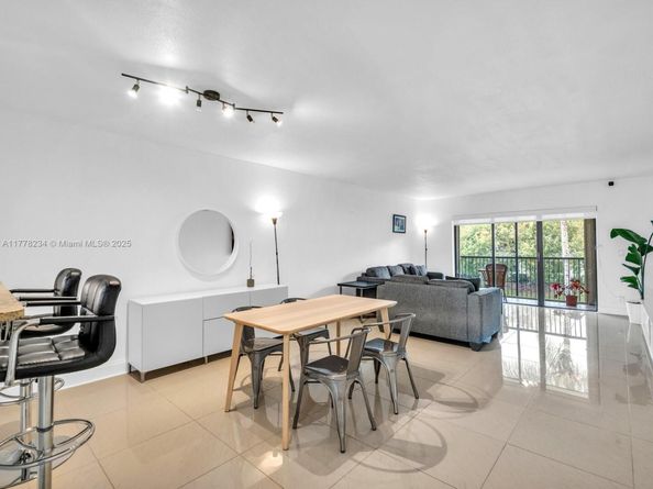 398 Lakeview Dr 205, Weston FL 33326