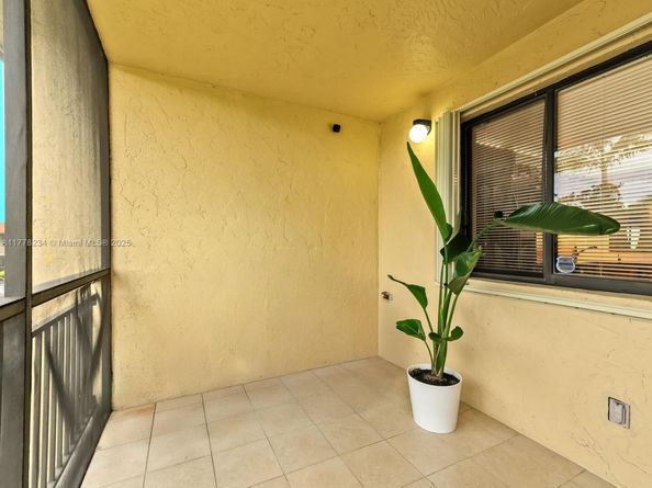 398 Lakeview Dr 205, Weston FL 33326