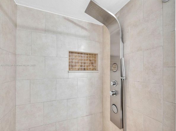 398 Lakeview Dr 205, Weston FL 33326