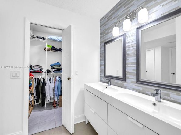 398 Lakeview Dr 205, Weston FL 33326