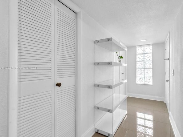 398 Lakeview Dr 205, Weston FL 33326