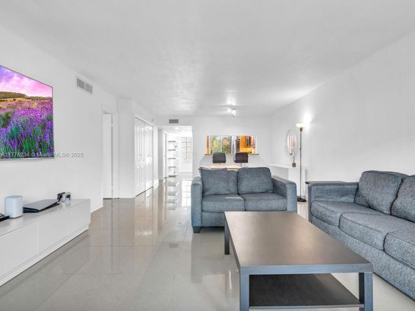 398 Lakeview Dr 205, Weston FL 33326