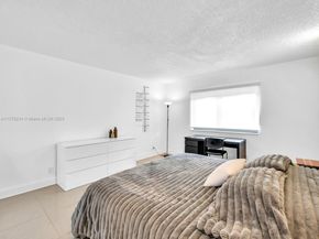 398 Lakeview Dr 205, Weston FL 33326